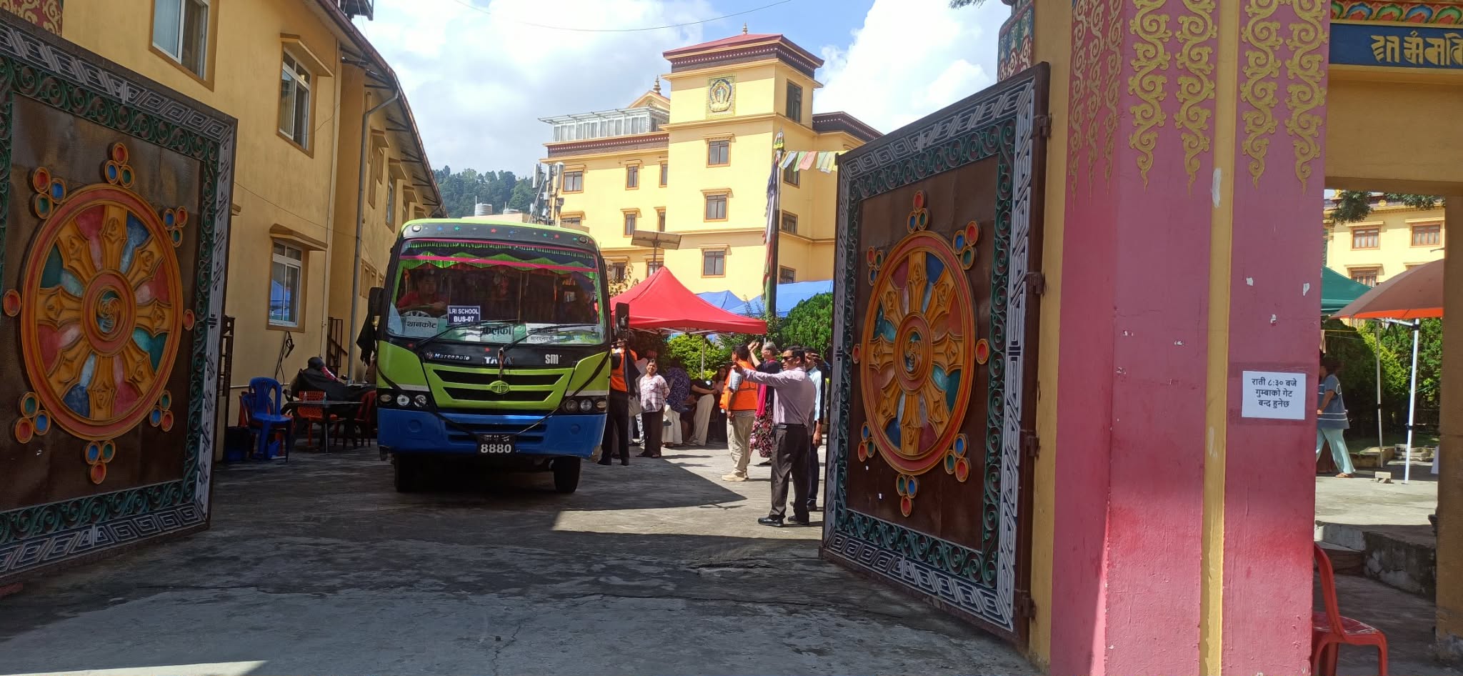 बालबालिका बोकेर गुम्बाबाट निस्कदैं गाडी 